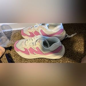 Brand new size 8! Runs more like a 7.5 in womens. Were too small on me. RARE.